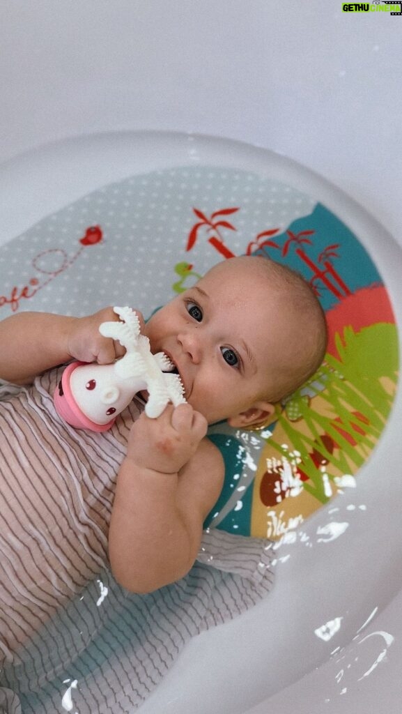 Paga Instagram - Le bain : un moment que notre grenouille adore! 🛁💛 Et nous aussi car c’est le moment idéal de partage et de complicité avec elle. Elle grandit tellement vite qu’on profite de chaque instant 😍 Est-ce que vos enfants aiment autant aussi? 🧴🫶🏻 Marseille, France