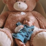 Paga Instagram – Aujourd’hui, je suis trop contente, maman rentre à la maison après un petit séjour en Italie 🇮🇹 Je m’attends déjà à une attaque de bisous 💛
J’ai bien profité de jolis moments avec mon super papou, dont de beaux dodos ensemble 💓🥹
Et vous, vous avez prévu quoi ce week-end les copines et les copains? Marseille, France
