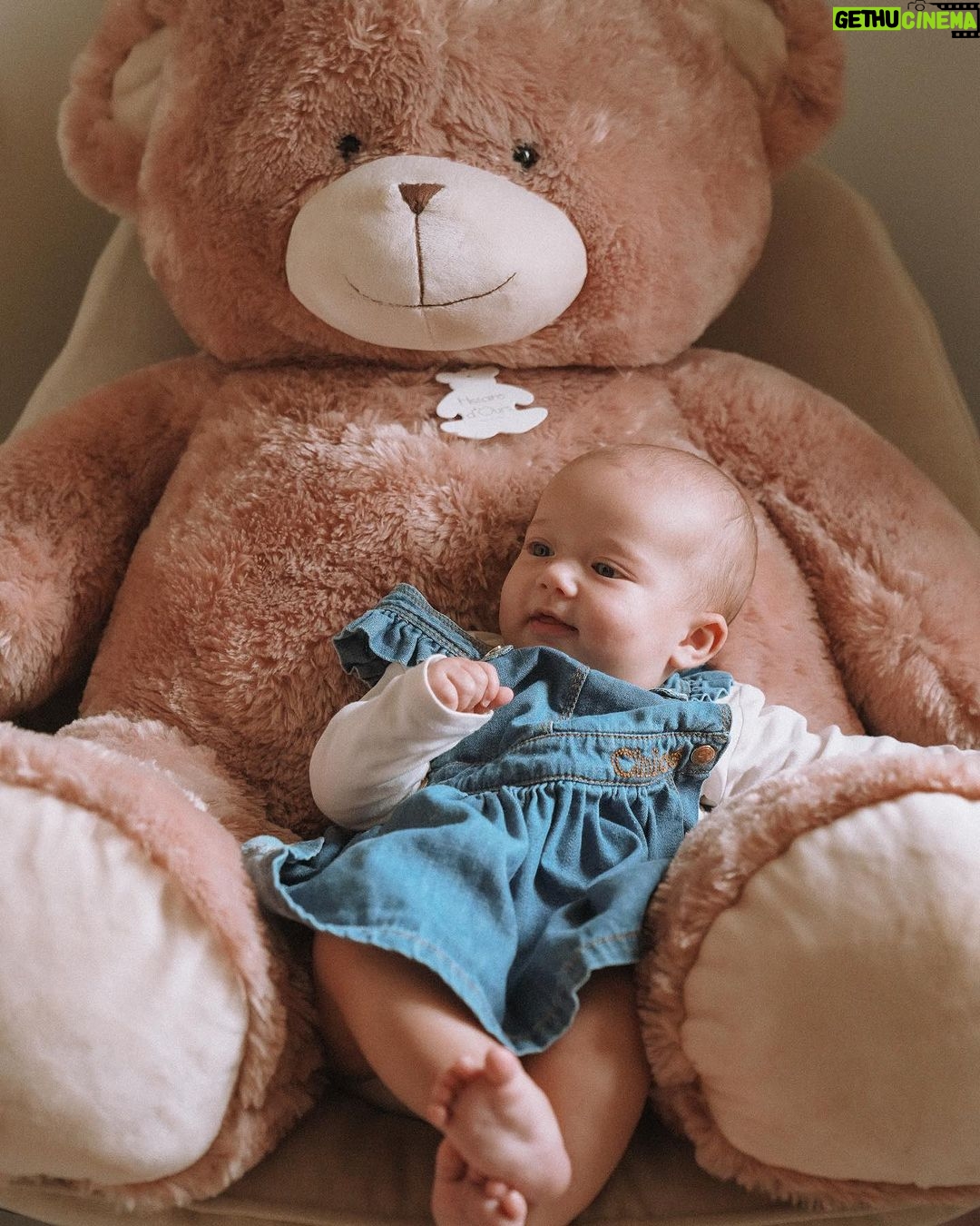 Paga - 82K Likes - Aujourd’hui, je suis trop contente, maman rentre à la maison après un petit séjour en Italie 🇮🇹 Je m’attends déjà à une attaque de bisous 💛
J’ai bien profité de jolis moments avec mon super papou, dont de beaux dodos ensemble 💓🥹
Et vous, vous avez prévu quoi ce week-end les copines et les copains?