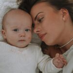 Paga Instagram – Ma fille, ma Giorgia ce soir il y’a quelques sentiments en moi de nostalgie pendant que tu dors dans ton lit maman te regarde ..🤍 et je me dis que tu grandis, que le temps passe si vite.. depuis que tu es née tu as changé notre vie, tu as rendu le temps plus précieux, les moments sont plus jovial et souriant, la vie a plus de goût, meme la tristesse est plus cool puisque nous nous rappelons ton papa et moi que tu es là et que la vie est si belle grâce à toi… je ne serais jamais assez reconnaissante de t’avoir porté, donner vie et aujourd’hui de t’avoir comme fille pour l’éternité cet amour ne feras que s’amplifier même si j’ai l’impression qu’il est déjà au plus haut je sais que c’est sans fin ❤️ nous t’aimons très fort ton papa et moi ✨