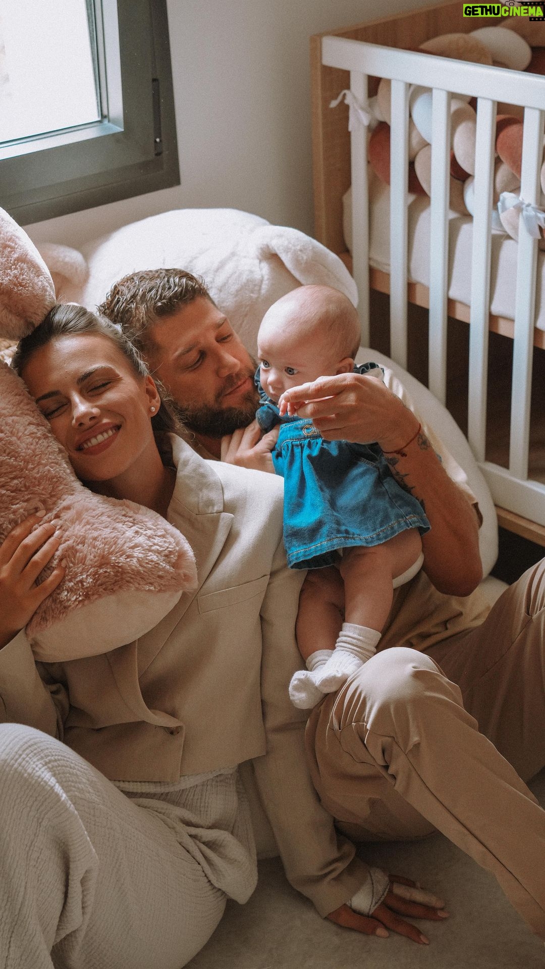 Paga Instagram - Aujourd’hui, notre grenouille d’amour a 5 mois 💛 5 mois d’amour, de bonheur, de longs câlins et de merveilleux sourires. 🥰 Nous sommes des parents comblés grâce à toi 🥹🫶🏻 (et complètement gaga de sa petite bouille!) Marseille, France