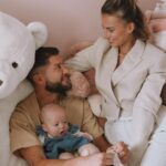 Paga Instagram - Notre plus belle histoire, plus belle réussite ✨🤍 la dernière photo on l’a appelé « ATTAQUE DE BISOUS » 😂 Notre vlog est en ligne sur ma chaîne YouTube vous pouvez retrouver le lien dans ma bio 😍