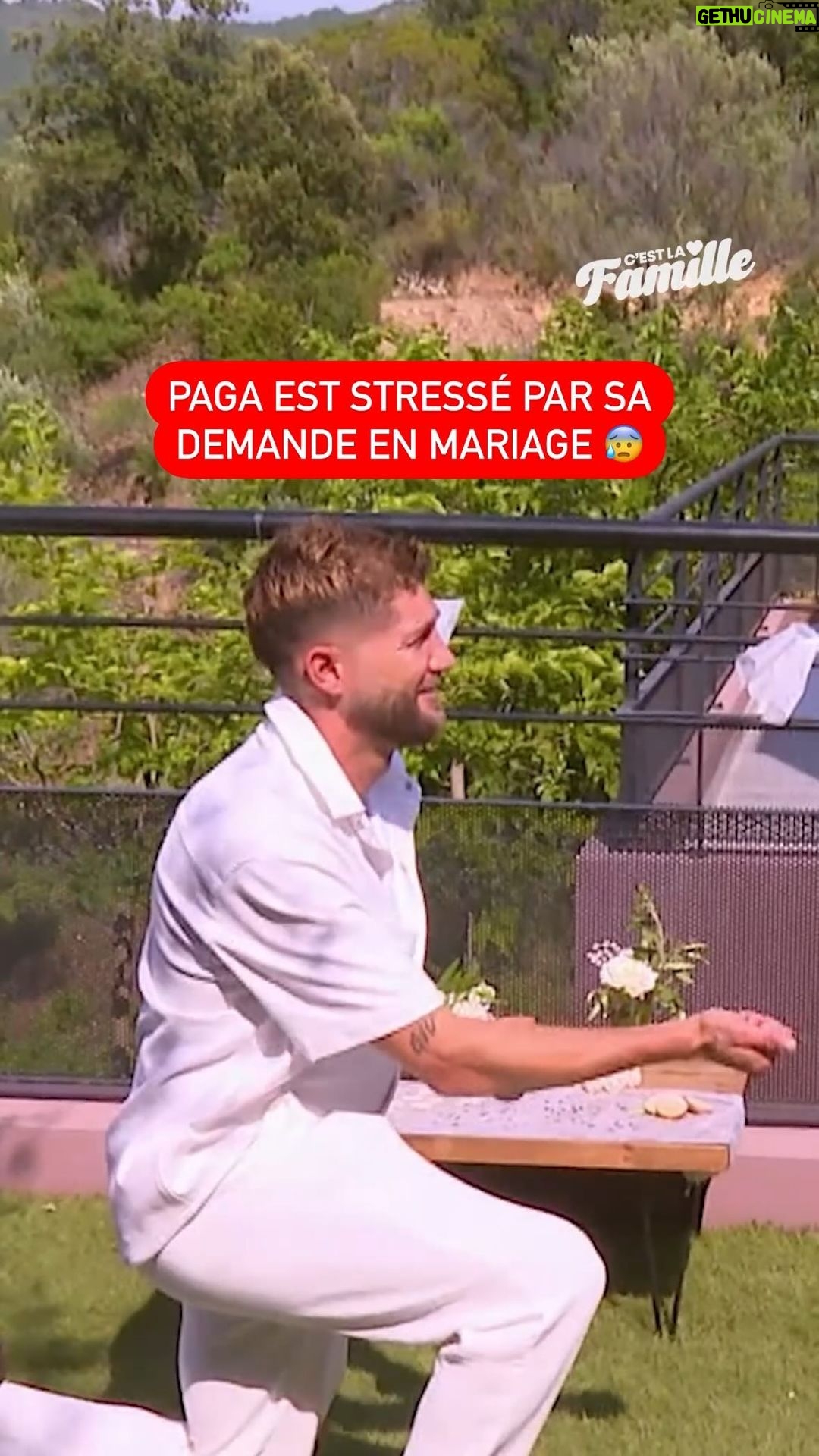 Paga Instagram - "Je suis pas bien, j’ai le cœur qui bat" 😱💓 À quelques heures de sa demande en mariage, @paga_lmsa est sous pression et ne sait pas comment se comporter 💍 📺 "C’est la famille", du lundi au vendredi à 20:05 & déjà disponible sur @6play avec l’option 6play max #CLF