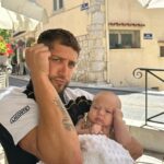 Paga Instagram - Ce midi c’est restau avec mon papou et maman il y’a aussi leurs amis 🤍 oui je boude un peu 😂