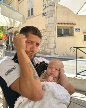 Paga Instagram - Ce midi c’est restau avec mon papou et maman il y’a aussi leurs amis 🤍 oui je boude un peu 😂