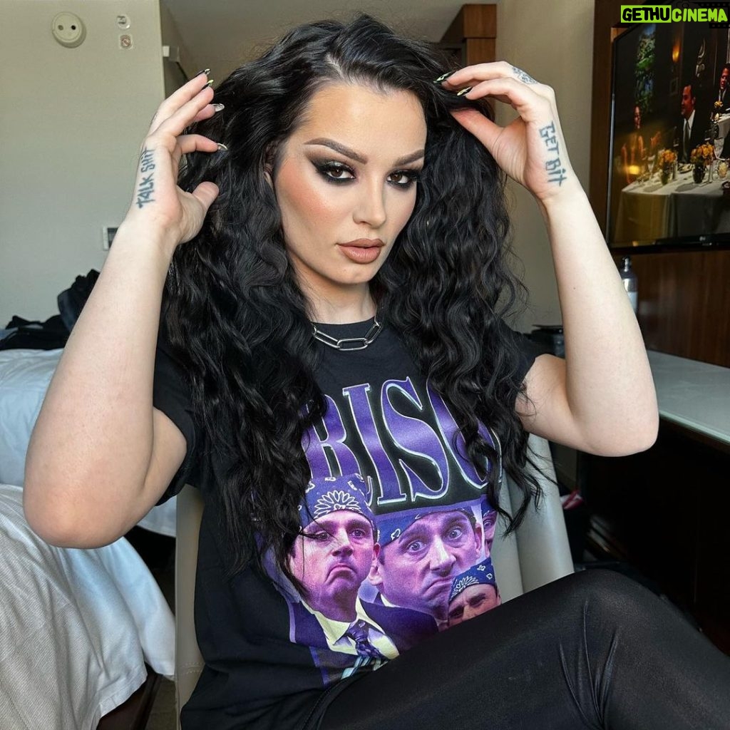 Paige Instagram - Thanks @zac_phoenix for the glam and @raquellie for this tshirt!! I love it!! Who’s watching @aew tonight?