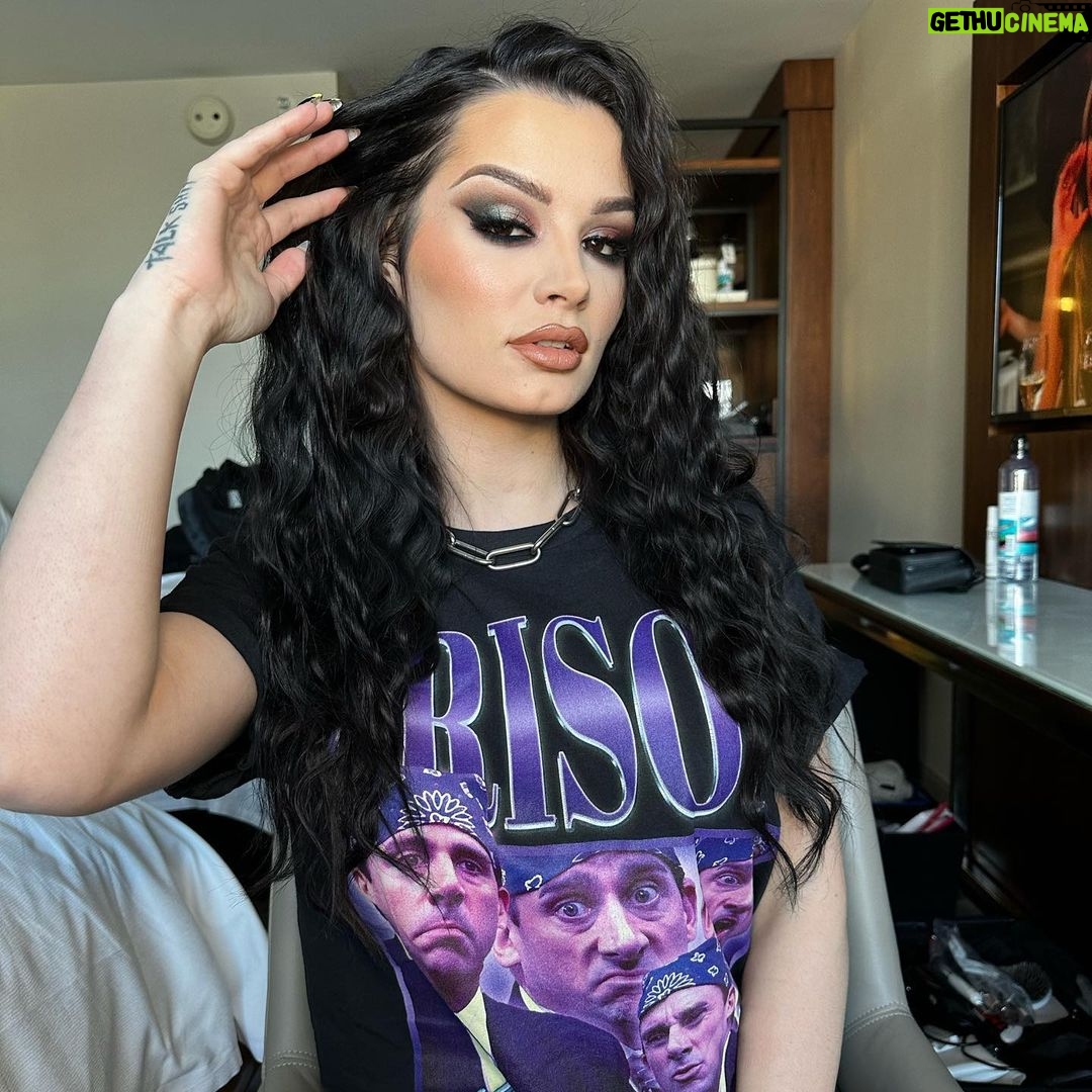 Paige Instagram - Thanks @zac_phoenix for the glam and @raquellie for this tshirt!! I love it!! Who’s watching @aew tonight?