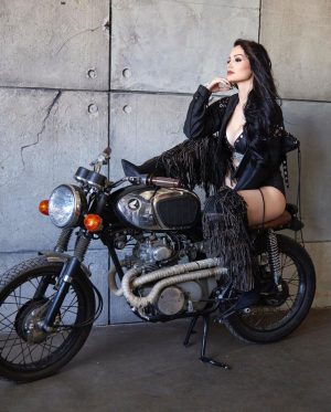 Saraya-Jade Bevis Instagram - Halloween is coming up! Can’t wait to show you my costume. What are you gonna be?