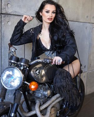 Saraya-Jade Bevis Instagram - Halloween is coming up! Can’t wait to show you my costume. What are you gonna be?