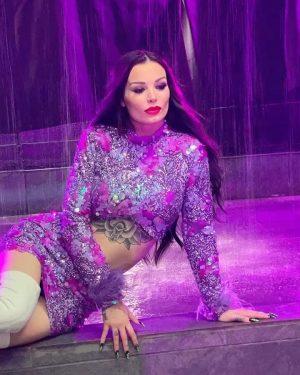 Saraya-Jade Bevis Instagram - When you finally have the best glam, stylist and photographer and you don’t need to edit your pics anymore. Here’s some BTS 🥰