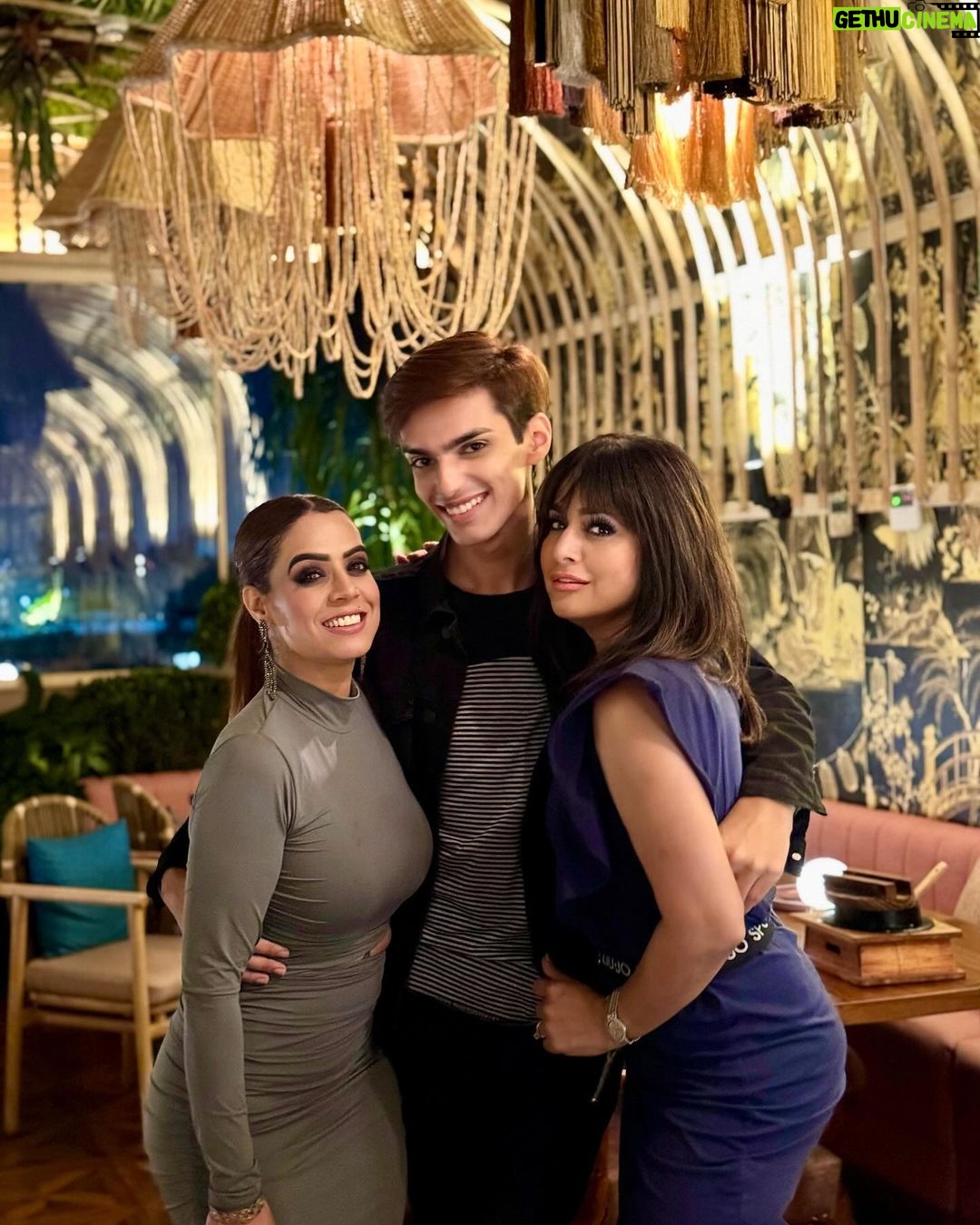 Pakhi Hegde Instagram - Some moments of joy from a chaotic evening at @megumibandra ✨ Megumi