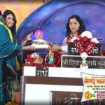 Pakhi Hegde Instagram - श्रीकृष्ण जन्मभूमि मुक्ति सह उत्थान के लिए अग्रिम पंक्ति में श्रीकृष्ण जन्मभूमि परिसर के पुनरुत्थान के लिए जीजान मैं जूट गई हूँ।अपने हक़ के लिए, अपनी रोजी रोटी के लिए तो हर कोई हर रोज संघर्ष करता है लेकिन अपने धर्म के लिए संघर्ष करना भी अपनी जिम्मेवारी होती है इसे हम सबको समझना होगा। आज इस मुहिम में पूज्य फहरम रत्न श्री देवकी नंदन ठाकुर जी महाराज के सानिध्य में आकर इस संघर्ष की साथी बनी हूँ! और यह यात्रा तब तक अनवरत जारी रहेगी जब तक श्रीकृष्ण मन्दिर का पुनर्निर्माण नहीं हो जाता ! धर्मयुद्ध में यदि आप अपने धर्म के साथ नहीं खड़ा हो सकते तो समाज आपको क्यों याद रखना चाहेगा ? आगामी 25 फरवरी को संत संसद का आयोजन होने जा रहा है ,इस संघर्ष मैं पूरी तरह से सक्रिय रहूँगी । मैं इस देश की बेटी होने के नाते ,एक सच्ची सनातनी होने के नाते इस माननीय मंच से सभी बहन बेटियों की तरफ से सभी सनातनियों की तरफ से गुरुदेव जी को धन्यवाद करना चाहती हूं , की आपने हमारे धर्म के लिए हमारे भगवान के लिए इस देश की बहन बेटियों की सुरक्षा और मान सम्मान के लिए हमारी श्री कृष्ण जन्मभूमि के लिए हमेशा आवाज उठाई है और हमारे सनातन धर्म का हमारी संस्कृति का हमारे देश का झंडा विदेशों तक लहराया है। आपके लाखों भक्तों में से में भी एक भक्त हूं और आप जैसे गुरु के सानिध्य में आना मेरे लिए बहुत सौभाग्य की ओर गर्व की बात है। राधे राधे 🙌🙏