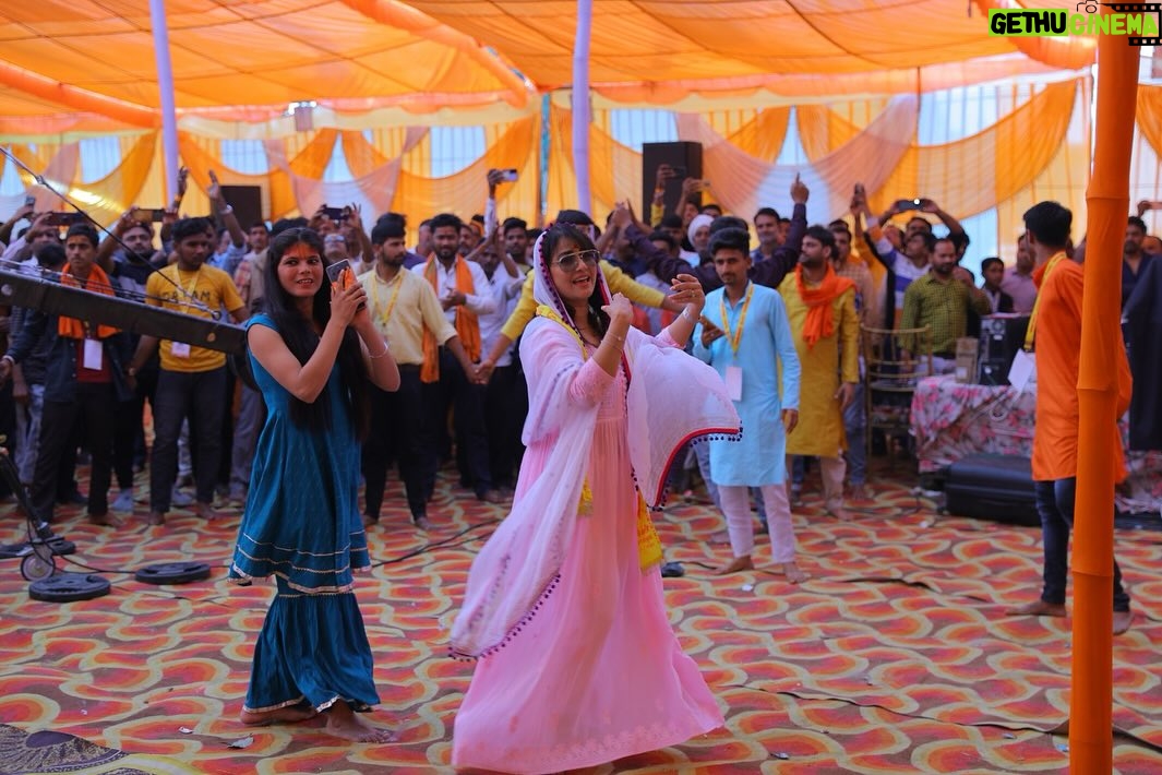 Pakhi Hegde Instagram - Radhe Radhe ЁЯЩМЁЯЩП рд╢реНрд░реА рд░реВрджреНрд░ рдорд╣рд╛рдпрдЬреНрдЮ рдореЗрдВ , рд╕реНрдерд╛рди рдЧреНрд░рд╛рдо рдЦреБрдЯрд╡рд╛рдирд┐рдпрд╛, рдерд╛рдирд╛ рдХреБрдЪрд╛рдпрдХреЛрдЯ, рдЬрд┐рд▓рд╛ рдЧреЛрдкрд╛рд▓рдЧрдВрдЬ, рдмрд┐рд╣рд╛рд░, рдЬрд┐рд╕рдореЗрдВ рдореБрдЦреНрдп рднрд╛рдЧрд╡рдд рдХрдерд╛ рд╡рд╛рдЪрдХ рд╣рдорд╛рд░реЗ рдкрд░рдо рдкреВрдЬреНрдп рдЧреБрд░реБрджреЗрд╡ рд╢реНрд░реА рджреЗрд╡рдХреА рдирдВрджрди рдард╛рдХреБрд░ рдЬреА рд╣реИ , рдХрдерд╛ рдХрд╛ рд╕рдордп рд╣реИ рджреЛрдкрд╣рд░ 1рдмрдЬреЗ рд╕реЗ рд╢рд╛рдо рдХреЛ 4 рдмрдЬреЗ рддрдХ , рдЖрдк рд╕рднреА рдЬреНрдпрд╛рджрд╛ рд╕реЗ рдЬреНрдпрд╛рджрд╛ рд╕рдВрдЦреНрдпрд╛ рдореЗрдВ рдкрд╣реБрдВрдЪреЗ 14 рддрд╛рд░реАрдЦрд╝ рддрдХ hamare shantidoot dharmaatma parampujya shreee devakinandan thakur jee maharajjiko Hridayse koti koti Pranam karti hun Ek sanatani hone k naate Sabhi sanatani bandhuoki or se Gurudev aapko dil se dhanyawad karti hu is sundar karyakram ke aayojan k liyeЁЯЩП Aapne hamare dharm k liye Hamare bhagwan k liye Hamari behen betiyonki suraksha ke liye Hamare shree Krishna bhoomi mukti hetu, hamesha hamesha aawaz uthai hai Itna hi nahi Aapne hamare sanatan dharm ko Hamare Sanskriti ko Hamare desh ke jhande ko videsho tak leheraya hai Gurudev mai aapke lakho karodo bhakt mese ek bhakt hu aur Bahot garvanvit hu ЁЯЩП Dharmo rakshati rakshitaha ЁЯЩПЁЯЩМ Jai Hind jai Bharat ЁЯЩМ Bangalore, India