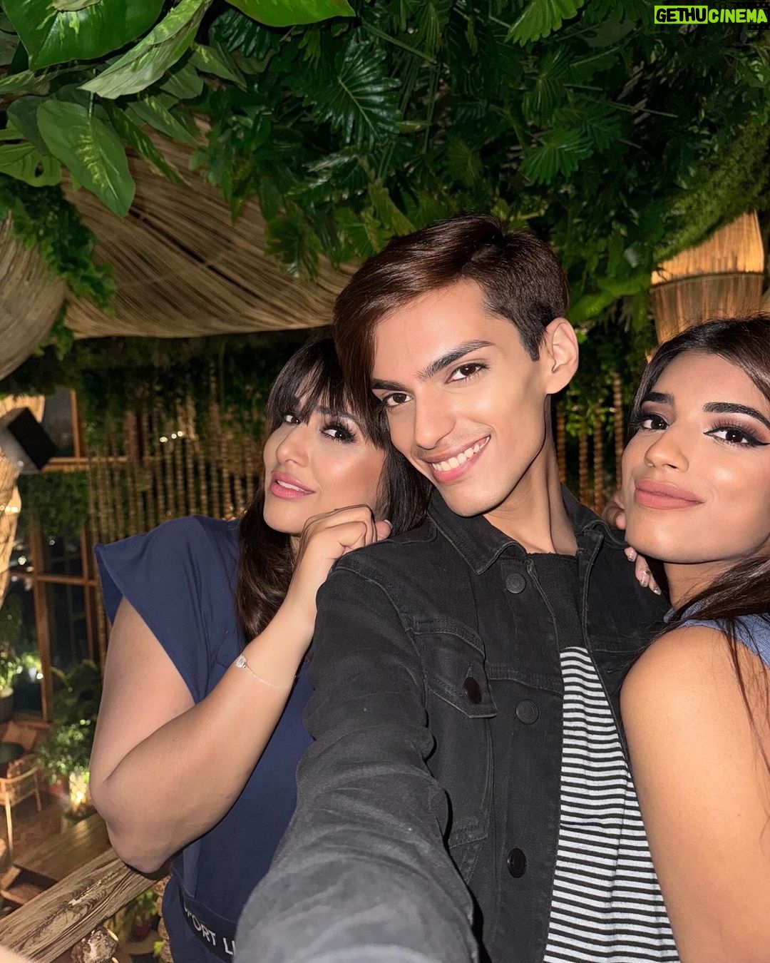 Pakhi Hegde Instagram - Some moments of joy from a chaotic evening at @megumibandra ✨ Megumi