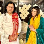 Pakhi Hegde Instagram - श्रीकृष्ण जन्मभूमि मुक्ति सह उत्थान के लिए अग्रिम पंक्ति में श्रीकृष्ण जन्मभूमि परिसर के पुनरुत्थान के लिए जीजान मैं जूट गई हूँ।अपने हक़ के लिए, अपनी रोजी रोटी के लिए तो हर कोई हर रोज संघर्ष करता है लेकिन अपने धर्म के लिए संघर्ष करना भी अपनी जिम्मेवारी होती है इसे हम सबको समझना होगा। आज इस मुहिम में पूज्य फहरम रत्न श्री देवकी नंदन ठाकुर जी महाराज के सानिध्य में आकर इस संघर्ष की साथी बनी हूँ! और यह यात्रा तब तक अनवरत जारी रहेगी जब तक श्रीकृष्ण मन्दिर का पुनर्निर्माण नहीं हो जाता ! धर्मयुद्ध में यदि आप अपने धर्म के साथ नहीं खड़ा हो सकते तो समाज आपको क्यों याद रखना चाहेगा ? आगामी 25 फरवरी को संत संसद का आयोजन होने जा रहा है ,इस संघर्ष मैं पूरी तरह से सक्रिय रहूँगी । मैं इस देश की बेटी होने के नाते ,एक सच्ची सनातनी होने के नाते इस माननीय मंच से सभी बहन बेटियों की तरफ से सभी सनातनियों की तरफ से गुरुदेव जी को धन्यवाद करना चाहती हूं , की आपने हमारे धर्म के लिए हमारे भगवान के लिए इस देश की बहन बेटियों की सुरक्षा और मान सम्मान के लिए हमारी श्री कृष्ण जन्मभूमि के लिए हमेशा आवाज उठाई है और हमारे सनातन धर्म का हमारी संस्कृति का हमारे देश का झंडा विदेशों तक लहराया है। आपके लाखों भक्तों में से में भी एक भक्त हूं और आप जैसे गुरु के सानिध्य में आना मेरे लिए बहुत सौभाग्य की ओर गर्व की बात है। राधे राधे 🙌🙏