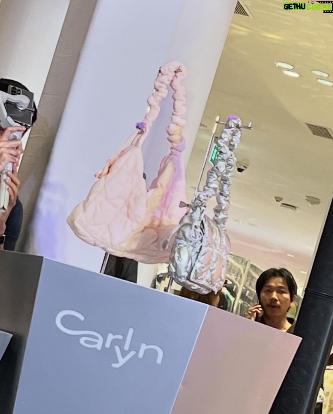 Pakorn Chatborirak Instagram - Carlyn in Bangkok!!! ð @carlynbag_th Siam Discovery x Carlyn āļāļĨāļāļāļāļĢāļāļĢāļāļ 1 āļāļĩ Carlyn Thailand with Siam Discovery ðCarlyn 1st Anniversary āļāļĢāđāļāļĄāđāļāļīāļāļāļąāļ§āļāļĢāļ°āđāļāđāļēāļĢāļļāđāļāđāļŦāļĄāđ 3 āļĢāļļāđāļ Soft Teeny Bag Charm ðāļāļīāđāļĻāļĐ āļĢāļąāļāļāļđāļāļāļāļŠāđāļ§āļāļĨāļ 500 āļāļēāļ āļŠāļģāļŦāļĢāļąāļāđāļāđāđāļāđāļāļŠāļ§āļāļĨāļ āļĢāļļāđāļ Anniversary āļĢāļļāđāļ Luke , Lane , Soft Teeny (āļĒāļāļāļāļ·āđāļāļāļąāđāļāļāđāļģ 4,000.-) āļŦāļĢāļ·āļāļĄāļĩāļĢāļļāđāļ Anniversary āļāļĒāļđāđāđāļāļāļīāļĨ āđāļāļ·āđāļāļāđāļ āļĢāđāļ§āļĄāļŠāļāļļāļāđāļĨāđāļāļāļīāļāļāļĢāļĢāļĄ Carlyn IG Filter, āļĢāļąāļāļāļđāļāļāļāļŠāđāļ§āļāļĨāļāļāļĩāđ Siam Discovery āļāļąāđāļ G , #Carlyn1stAnniversary #carlyn#carlynthailand#discoveryselection#siamdiscovery #mycarlyn #onesiamsuperapp Siam Discovery | āļŠāļĒāļēāļĄāļāļīāļŠāļāļąāļāđāļ§āļāļĢāļĩāđ
