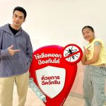 Pakorn Chatborirak Instagram - เดือนที่แล้วฉันพึ่งเข้าโรงบาลไปด้วยเลือดไข้เลือดออก เป็นช่วงวันปีใหม่ และวันเกิดเฟย์พอดี ทำให้ฉันไม่ได้ไปเที่ยวทริปต่างประเทศ คือจะบอกว่าตอนแรกอาการดูมีแค่ไข้ เลยไม่ได้คิดว่าจะเป็นหนักเลย แต่อาการก็เริ่มหนักขึ้นเลยไปตรวจ สรุปคือ เกล็ดเลือดเหลือแค่ 10,000 !! (คนปกติ 150,000-450,000) หมอบอกว่าเกล็ดเลือดต่ำมาก เสี่ยงช็อค และเลือดออก (ตามชื่อไข้เลือดออก) หมอบอกว่าฉันโชคดีมากๆ ที่มารพ. ทัน ถ้ามาช้ากว่านี้ ไม่อยากจะคิด ไข้ก็ขึ้นสูงไม่ลง โดนแอดมิทไป 5 วัน ทรมานสุดๆ แกโรคนี้มันใกล้ตัวและน่ากลัวกว่าที่คิด มันจะมาวันไหนช่วงไหนก็ได้ เพราะยุงไม่ได้เลือดกัดแค่ตอนกลางคืนนะเออ ไม่ได้ระบาดแค่หน้าฝนอย่างที่เข้าใจกันนะ แต่มันระบาดทั้งปี ปีนี้กรมควบคุมโรคเค้าออกมาเตือนละว่าไข้เลือดออกระบาดหนักแน่นอน ใครเป็นคงเข้าใจฉันดีว่ามันไม่ไหวจริงๆ วันนี้เลยพาวันใหม่มาฉีดวัคซีนป้องกันไข้เลือดออก เพราะน้องสาวฉันอยู่ในกลุ่มอายุที่เสี่ยงสูงต่อการเป็นไข้เลือดออกจ้า แต่เอาจริงทุกคนเสี่ยงหมด เพราะยุงลายไม่มีวันหายไปจากโลกนี้ ซึ่งการฉีดวัคซีนสามารถป้องกันโรคไข้เลือดออกได้ถึง 4 สายพันธุ์ และยังป้องกันการนอนโรงพยาบาลจากโรคไข้เลือกออกได้ 80-90%* ก็ถือเป็นอีกหนึ่งทางเลือก ที่ช่วยป้องกันโรคไข้เลือดออก แต่นอกจากการเสริมสร้างภูมิคุ้มกันแล้ว ก็ยังต้องปฏิบัติตามมาตราการการป้องกันไข้เลือดออกอื่นๆ ด้วย อย่างที่รู้กันว่า 3 ก. 5 ป. ก็ยังต้องมา ทำไปอย่าให้ขาดให้พร่อง ทุกคนสามารถติดตามข่าวสารและวิธีป้องกันโรคไข้เลือดออกได้ที่ www.KnowDengueTH.com หรือ FB KnowdengueTH  *ข้อมูลอ้างอิง คำแนะนำการให้วัคซีนป้องกันโรคสำหรับผู้ใหญ่และผู้สูงอายุ โดยสมาคมโรคติดเชื้อแห่งประเทศไทย พ.ศ. 2566 #ไข้เลือดออกป้องกันได้ด้วยการฉีดวัคซีน #ปักหมุดหยุดไข้เลือดออกปีมังกร #KnowdengueTH #DengueZeroMOU C-ANPROM/TH/DENV/0301: Feb 2024