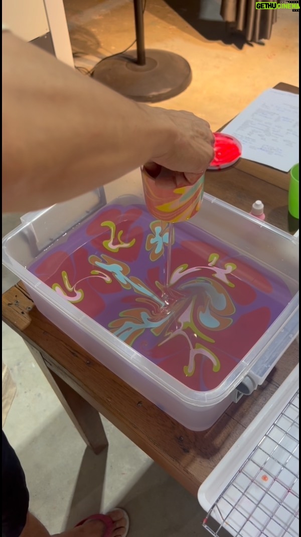 Pakorn Chatborirak Instagram - มามะ มาจุ่มสีกัน “Marbling Art” 🎨 เล่นสนุก สร้างจินตนาการ ได้ถ้วยชาสวยๆกลับบ้านด้วย :) สี non-toxic ปลอดภัย เด็กๆเล่นได้🤗👨👩👧👦 ไม่ต้องกลัวเล่นไม่เป็น เพราะเรามีคนสอนให้จร้าาาา ❤️ จองรอบแอดLineไปที่ : @canvas.space15 (มี@ด้วยนะจ๊ะ)