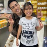 Pakorn Chatborirak Instagram - ตัวประกันอยู่กับผม ส่งของเล่นและนาฬิกาที่คุณมีมาให้ผมทั้งหมด!!! @kanchai 😝😝😝 Popmartสาขาใหม่พวกเท้ออออออ Terminal21 อโศก ไปจุ่ม!!!!!🤏🏼 @popmartth @popmartglobal