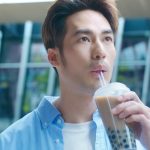 Pakorn Chatborirak Instagram - อยู่ดี ๆ ช่วงนี้ก็คิดถึงอาหารไต้หวันมากกกก~~ 😍🇹🇼 ถึงขั้นต้องไปกินชาบูหม่าล่าย้อมใจเลย แต่ยังไงก็ยังสู้ต้นตำรับไม่ได้จริง สงสัยจะต้องจองตั๋วเก็บกระเป๋าไปจริง ๆ แล้ว อิอิ สิ่งที่เลิฟอีกอย่างหนึ่งในไต้หวัน ก็คืออาหาร อร่อยทุกอย่าง เอนจอยไปหมดจริง ๆ ตั้งแต่แบบร้านlocal จนร้านอาหารแบบจริงจัง แต่ที่ห้ามพลาดและอยากกินมาก ๆ ตอนนี้คือ ชาบูหม่าล่า🔥🥹 น้ำซุปเผ็ดร้อน จิ้มจุ่มกับเนื้อดี ๆ และบางที่ยังมีบุฟเฟต์เครื่องดื่ม ไอติมด้วย ฟินสุด ๆ อีกอย่างหนึ่งที่ทับใจตลอด คือชานมไข่มุก เครื่องดื่มครองใจจริง ๆ และไต้หวันเค้าคือต้นตำรับไง!!! ไปที่ซีเหมินนี่ร้านชานมไข่มุกเยอะมาก เรียงกัน 4-5 ร้านเลย แล้วแต่ละร้านมีความอร่อยที่ต่างกัน แต่ที่เหมือนกันคือความหนึบไข่มุก และความหอมของชา ชาไต้หวันคือที่หนึ่งจริง ๆ เลยย อันสุดท้ายที่คิดถึงมาก ๆ ขอยกให้ “ตั้นปิ่ง” อาหารเช้าสไตล์ไต้หวัน ที่จะเป็นแป้งโรตีเอาไปทอด ข้างในจะมีใส้และใส่ไข่ด้วย มันอร่อยม๊ากกกกทุกคลลลลล แล้วยิ่งราดซอสหวาน ๆ นะ อยากกลับไปกินเลยยย จริง ๆ ก็ยังมีของอร่อย ๆ อีกเยอะเลย อย่างตอนไปถ่ายทำได้ไปกินร้านมิชลิน ก็อื้อหือ ตื่นตาตื่นใจ และประทับใจมาก🤤🤤🤤 หรือจะเป็นร้านโลคอลสุดๆ พวกอาหารผัดสไตล์ไต้หวันก็ดีย์ไม่แพ้กัน ใครไปแนะนำว่าต้องลองให้หมดเลยยยย ปีนี้ไต้หวันเจอกัลล และรอติดตามเลยย 3 เมนูนี้ผมจะต้องไปโดนอีกให้ได้ คิดถึงไต้หวันม๊ากกกก ใครมีเมนูเด็ด ๆ ร้านไหนน่าโดนอีกแนะนำผมได้เลย ปักหมุดเตรียมบินแล้วว #AllisJustRightInTaiwan #JustFeel #ทุกอย่างใช่โดนใจที่ไต้หวัน