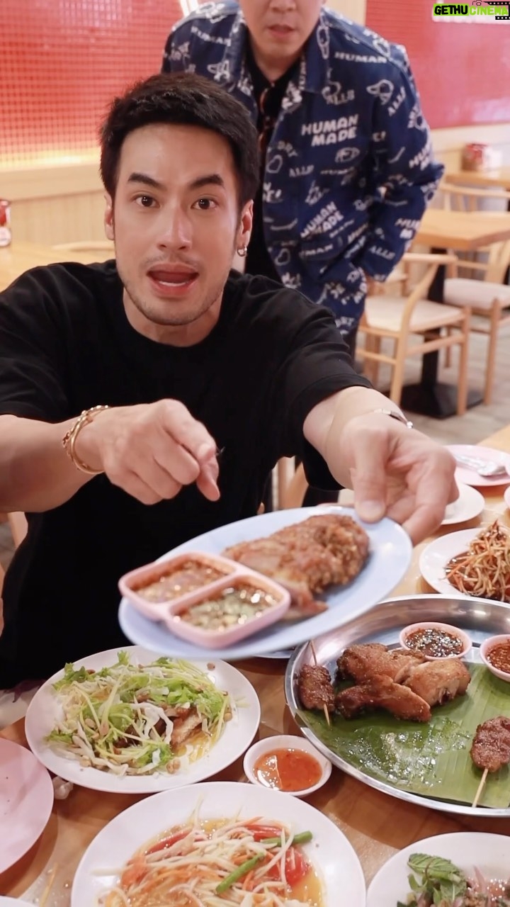 Pakorn Chatborirak Instagram - ใครเห็นคลิปนี้รับฟรี!!!!! คอหมูย่าง🐷🐷 เริ่มเลย ณ บัด Now!!! กับแคมเปญ เจ๊แดงใจดีแจกฟรี 10,000จาน!!!!!!! ง่ายๆเลยนะจ๊ะ ก็คือ แคปหน้าจอโพสต์นี้ ไปโชว์ให้พนักงานเจ๊แดง สาขาไหนก็ได้ เกือบ40สาขาที่มีอยู่ทั่วกทม. รับฟรีไปเลย คอหมูย่างมิชลินไกด์ในตำนาน!!!! 1 จาน เงื่อนไขดังนี้ครับ :) -ต้องทานที่ร้านเท่านั้น -ต้องสั่งเมนูอาหารชนิดอื่นอะไรก็ได้อย่างน้อย1จาน ** แจกสาขาละ 100จาน หมดแล้วหมดเลย วันนี้ ถึง 12พย.นี้เท่าน้านนนนนนน @jaedang_samyan