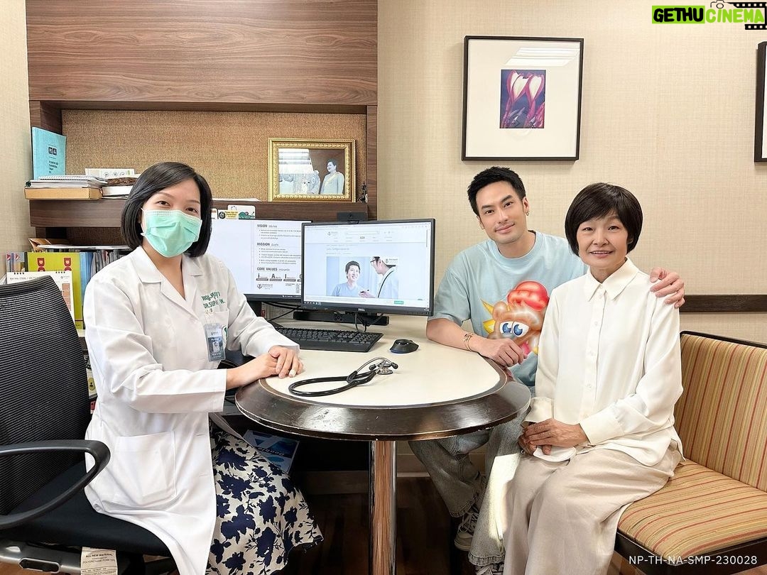 Pakorn Chatborirak Instagram - #SponsoredbyGSK นี่เพราะฉันคือลูกอันดับหนึ่งนะ เลยพาคนสวยใกล้เลข 7 มาปรึกษาคุณหมอเรื่องโรคงูสวัด ฉันเคยเป็นมาก่อน รู้ว่ามันปวดแสบ แสบผิว ปวดตัวจนนอนไม่ค่อยได้ แล้วยังมีตุ่มใส ๆ ขึ้นตามตัวอีก กว่าจะหายนานมาก เลยไม่อยากให้แม่เป็น ยิ่งแม่อายุมากขึ้น ภูมิก็จะยิ่งต่ำ เสี่ยงเป็นโรคงูสวัด เลยจับนางขึ้นรถพาไป รพ. บำรุงราษฎร์ คุณหมอแนะนำให้แม่พักผ่อนเยอะ ๆ ออกกำลังกาย ดูแลสุขภาพให้ดี แม่ติดใจคุยกับหมออยู่พักใหญ่ เลยได้ความรู้มาว่างูสวัดเป็นภัยเงียบที่ผู้ใหญ่เป็นได้ง่ายกว่าวัยอื่น ฉันก็เก่งอยู่นา แต่มันเป็นโรคที่สามารถป้องกัน แค่นี้คนสวยของฉันก็ลดความเสี่ยงเป็นโรคงูสวัดแล้ว🤍 กรุณาปรึกษาบุคลากรทางการแพทย์เช่น แพทย์, เภสัชกร และพยาบาล เป็นต้น #งูสวัดสกัดได้ #โรคงูสวัด Bumrungrad International Hospital โรงพยาบาลบำรุงราษฎร์