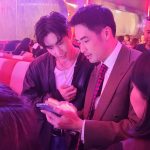 Pakorn Chatborirak Instagram - ฟีลเพื่อนอ่ะพวกแกร๊!!!! อิอิ 😝 แล้วคือแบบ ตัวจิงคืออะโหว อะไรจะหล่อขนาดนั้นอ่ะ หล่อจิงทุกคลลล หน้าเล๊กกกกกกนิดเดียว หล่อจัด!!!! , แล้วก็คือแบบเข้าใจเลยทำไมทุกคนถึงรัก เฟรนด์ลี่ ดูแลแฟนคลับทั่วถึงมาก ตอนทักกัน พี่เขาถามฉันว่าเราเคยเจอกันไหม ทำไมหน้าคุ้น ซักพักฉันเจอผจก.เขาที่ชื่อrandyในรูปสุดท้าย ฉันเลยอ้อ ฉันหน้า เหมือนผจก.เขานี่เอง 55555555555555555555 มีช่วงนึงตอนท้ายๆงาน พี่มาร์คเดินผ่านโต๊ะ ฉันยิ้มให้เขา เขายังอุตส่าห์เดินเข้าคุยกับฉัน ตอนนั้นคือแบบอะโหว นี่แหละซุปเปอร์สตาร์ของจิง!!! นิสัยน่ารักมากๆเทคแคร์ทุกคน คุยกับฉันยังไม่พอ ยังแตะไหล่ฉันด้วย ตอนนั้นฉันคือแบบความรู้สึกท่วมมาก น้ำตาจะไหล🥹🥹🥹 . . . พี่มาร์คพูดภาษาอังกฤษ ฉันแปลไม่ออก!!!!! 🥲🥲🥲 @marktuan #fallinlisteningparty @dnamngmnt