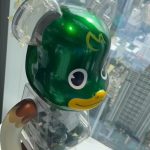 Pakorn Chatborirak Instagram - Ducky “Crane With me” 🦆🏗️ Be@rbrick designed by me 🤗 ในที่สุดฉันก็มีหมีเป็นของตัวเอง!!!! ใครรู้เหตุผลของการมีเขี้ยวบ้าง 🙋🏻‍♀️🙋🏻🙋🏼‍♂️ Thank you so much @medicom_toy @izumibon @artworksww it is a dream come true 🙏🏼🤩 @kingpowermahanakhon #bearbrickworldwidetour3 #bearbrick
