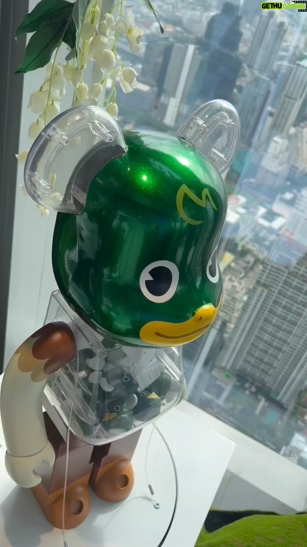 Pakorn Chatborirak Instagram - Ducky “Crane With me” 🦆🏗️ Be@rbrick designed by me 🤗 ในที่สุดฉันก็มีหมีเป็นของตัวเอง!!!! ใครรู้เหตุผลของการมีเขี้ยวบ้าง 🙋🏻♀️🙋🏻🙋🏼♂️ Thank you so much @medicom_toy @izumibon @artworksww it is a dream come true 🙏🏼🤩 @kingpowermahanakhon #bearbrickworldwidetour3 #bearbrick
