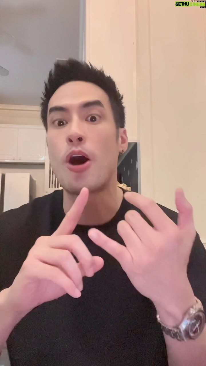 Pakorn Chatborirak Instagram - มันคือ อัดอั้นมากจริงๆ ใครนอนไม่หลับฟังทางนี้ด่วน!! #ดีจนต้องมานั่งอัดคลิป ใครไม่อยากฟังยาวๆ ฟังแค่ช่วงต้นก็พอครับ แล้วออกไปร้านยาได้เรย 5555555 รับรองไม่ผิดหวัง 🤗👍🏼 @mediviss.official แมกซ์ คาโมมายล์ กาบ้า วิตามินบี12 plus ช่องทางการขาย : เมดิวิสส์ จัดจำหน่ายช่องทางดังนี้ ช่องทางOffline 1.EVEANDBOY 16 สาขา 2.Gourmet Market 9สาขา 3 ร้านยากรุงเทพ 75 สาขา 4. ร้านยาFascino 103 สาขา 5. SCG 2สาขา 6.ร้านยาทั่วไป อีก1,000กว่าสาขา ช่องทางOneline(บริษัท) 1.website www.mediviss.com 2.Shopee Mediviss Official 3.Lazada Mediviss 4.deelife 5.ShopAt24