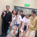 Pakorn Chatborirak Instagram - รวมตัวถ่ายรูปว่ายากแล้ว มองกล้องเดียวกันยากกว่ามาก 🥹 #รวมตัวเชียร์3สาว #FFK 💓💓💓 @fayefayeye @fangfangg @kaewjarin @wan_soloist @tonirakkaen