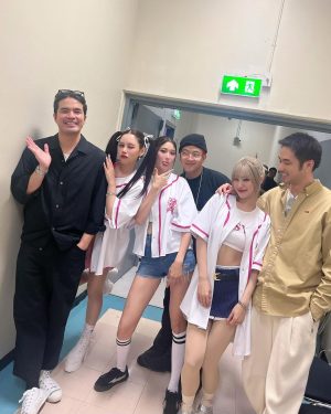 Pakorn Chatborirak Instagram - รวมตัวถ่ายรูปว่ายากแล้ว 
มองกล้องเดียวกันยากกว่ามาก 🥹

#รวมตัวเชียร์3สาว #FFK 💓💓💓

@fayefayeye @fangfangg @kaewjarin @wan_soloist @tonirakkaen