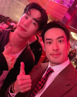 Pakorn Chatborirak Instagram - ฟีลเพื่อนอ่ะพวกแกร๊!!!! อิอิ 😝

แล้วคือแบบ ตัวจิงคืออะโหว อะไรจะหล่อขนาดนั้นอ่ะ หล่อจิงทุกคลลล หน้าเล๊กกกกกกนิดเดียว หล่อจัด!!!! , แล้วก็คือแบบเข้าใจเลยทำไมทุกคนถึงรัก เฟรนด์ลี่ ดูแลแฟนคลับทั่วถึงมาก 

ตอนทักกัน พี่เขาถามฉันว่าเราเคยเจอกันไหม ทำไมหน้าคุ้น ซักพักฉันเจอผจก.เขาที่ชื่อrandyในรูปสุดท้าย ฉันเลยอ้อ ฉันหน้า
เหมือนผจก.เขานี่เอง 55555555555555555555

มีช่วงนึงตอนท้ายๆงาน พี่มาร์คเดินผ่านโต๊ะ ฉันยิ้มให้เขา เขายังอุตส่าห์เดินเข้าคุยกับฉัน ตอนนั้นคือแบบอะโหว นี่แหละซุปเปอร์สตาร์ของจิง!!! นิสัยน่ารักมากๆเทคแคร์ทุกคน คุยกับฉันยังไม่พอ ยังแตะไหล่ฉันด้วย ตอนนั้นฉันคือแบบความรู้สึกท่วมมาก น้ำตาจะไหล🥹🥹🥹
.
.
.
พี่มาร์คพูดภาษาอังกฤษ ฉันแปลไม่ออก!!!!! 🥲🥲🥲

@marktuan #fallinlisteningparty @dnamngmnt