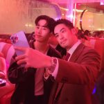 Pakorn Chatborirak Instagram - ฟีลเพื่อนอ่ะพวกแกร๊!!!! อิอิ 😝 แล้วคือแบบ ตัวจิงคืออะโหว อะไรจะหล่อขนาดนั้นอ่ะ หล่อจิงทุกคลลล หน้าเล๊กกกกกกนิดเดียว หล่อจัด!!!! , แล้วก็คือแบบเข้าใจเลยทำไมทุกคนถึงรัก เฟรนด์ลี่ ดูแลแฟนคลับทั่วถึงมาก ตอนทักกัน พี่เขาถามฉันว่าเราเคยเจอกันไหม ทำไมหน้าคุ้น ซักพักฉันเจอผจก.เขาที่ชื่อrandyในรูปสุดท้าย ฉันเลยอ้อ ฉันหน้า เหมือนผจก.เขานี่เอง 55555555555555555555 มีช่วงนึงตอนท้ายๆงาน พี่มาร์คเดินผ่านโต๊ะ ฉันยิ้มให้เขา เขายังอุตส่าห์เดินเข้าคุยกับฉัน ตอนนั้นคือแบบอะโหว นี่แหละซุปเปอร์สตาร์ของจิง!!! นิสัยน่ารักมากๆเทคแคร์ทุกคน คุยกับฉันยังไม่พอ ยังแตะไหล่ฉันด้วย ตอนนั้นฉันคือแบบความรู้สึกท่วมมาก น้ำตาจะไหล🥹🥹🥹 . . . พี่มาร์คพูดภาษาอังกฤษ ฉันแปลไม่ออก!!!!! 🥲🥲🥲 @marktuan #fallinlisteningparty @dnamngmnt