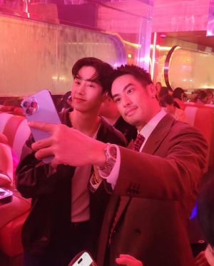 Pakorn Chatborirak Instagram - ฟีลเพื่อนอ่ะพวกแกร๊!!!! อิอิ 😝

แล้วคือแบบ ตัวจิงคืออะโหว อะไรจะหล่อขนาดนั้นอ่ะ หล่อจิงทุกคลลล หน้าเล๊กกกกกกนิดเดียว หล่อจัด!!!! , แล้วก็คือแบบเข้าใจเลยทำไมทุกคนถึงรัก เฟรนด์ลี่ ดูแลแฟนคลับทั่วถึงมาก 

ตอนทักกัน พี่เขาถามฉันว่าเราเคยเจอกันไหม ทำไมหน้าคุ้น ซักพักฉันเจอผจก.เขาที่ชื่อrandyในรูปสุดท้าย ฉันเลยอ้อ ฉันหน้า
เหมือนผจก.เขานี่เอง 55555555555555555555

มีช่วงนึงตอนท้ายๆงาน พี่มาร์คเดินผ่านโต๊ะ ฉันยิ้มให้เขา เขายังอุตส่าห์เดินเข้าคุยกับฉัน ตอนนั้นคือแบบอะโหว นี่แหละซุปเปอร์สตาร์ของจิง!!! นิสัยน่ารักมากๆเทคแคร์ทุกคน คุยกับฉันยังไม่พอ ยังแตะไหล่ฉันด้วย ตอนนั้นฉันคือแบบความรู้สึกท่วมมาก น้ำตาจะไหล🥹🥹🥹
.
.
.
พี่มาร์คพูดภาษาอังกฤษ ฉันแปลไม่ออก!!!!! 🥲🥲🥲

@marktuan #fallinlisteningparty @dnamngmnt