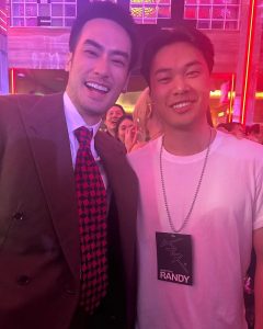 Pakorn Chatborirak Instagram - ฟีลเพื่อนอ่ะพวกแกร๊!!!! อิอิ 😝 แล้วคือแบบ ตัวจิงคืออะโหว อะไรจะหล่อขนาดนั้นอ่ะ หล่อจิงทุกคลลล หน้าเล๊กกกกกกนิดเดียว หล่อจัด!!!! , แล้วก็คือแบบเข้าใจเลยทำไมทุกคนถึงรัก เฟรนด์ลี่ ดูแลแฟนคลับทั่วถึงมาก ตอนทักกัน พี่เขาถามฉันว่าเราเคยเจอกันไหม ทำไมหน้าคุ้น ซักพักฉันเจอผจก.เขาที่ชื่อrandyในรูปสุดท้าย ฉันเลยอ้อ ฉันหน้า เหมือนผจก.เขานี่เอง 55555555555555555555 มีช่วงนึงตอนท้ายๆงาน พี่มาร์คเดินผ่านโต๊ะ ฉันยิ้มให้เขา เขายังอุตส่าห์เดินเข้าคุยกับฉัน ตอนนั้นคือแบบอะโหว นี่แหละซุปเปอร์สตาร์ของจิง!!! นิสัยน่ารักมากๆเทคแคร์ทุกคน คุยกับฉันยังไม่พอ ยังแตะไหล่ฉันด้วย ตอนนั้นฉันคือแบบความรู้สึกท่วมมาก น้ำตาจะไหล🥹🥹🥹 . . . พี่มาร์คพูดภาษาอังกฤษ ฉันแปลไม่ออก!!!!! 🥲🥲🥲 @marktuan #fallinlisteningparty @dnamngmnt
