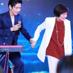 Pakorn Chatborirak Instagram - ออกงานกับโมโม่ออนนี่ @momomama1234 แต่รูปสุดท้ายโมโม่จะพาลูกชายใหม่กลับบ้านจ้า!!!!!! @torsaksit @bright_ch3 ปล.ขออนุญาตอวยยศให้กับสูทแดงสวยๆจาก @verasalonstudio 🫶🏼