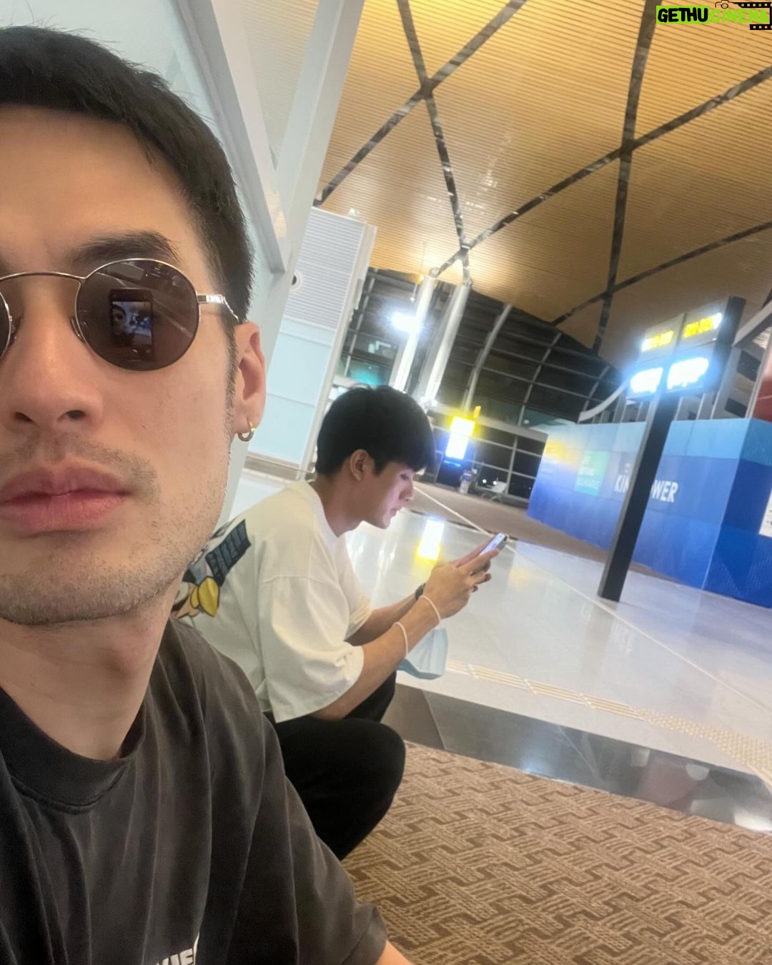 Pakorn Chatborirak Instagram - พาหมาไปเที่ยว ทำเรื่องขึ้นเครื่องยุ่งยากมาก มันไม่ยอมนอนใต้เครื่อง