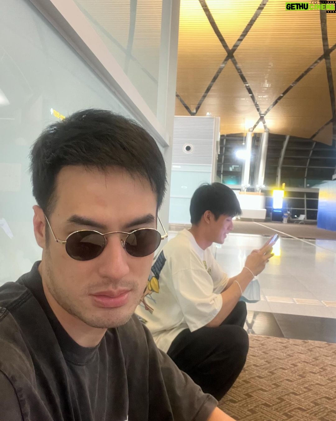 Pakorn Chatborirak Instagram - พาหมาไปเที่ยว ทำเรื่องขึ้นเครื่องยุ่งยากมาก มันไม่ยอมนอนใต้เครื่อง
