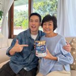 Pakorn Chatborirak Instagram - ช่วงหลังๆนี้ แม่ผมลดการทานเนื้อสัตว์ เพราะทานแล้วท้องอืด แต่ผมหายห่วงว่าแม่จะได้รับสารอาหารที่จำเป็นเพียงพอ เพราะผมให้แม่เสริมด้วย เอนชัวร์ โกลด์ แพลท์เบส สูตรที่มีโปรตีนจากพืช 100% ควินัว ข้าว ถั่วเหลือง พร้อม HMB หอมกลิ่นอัลมอนด์ อร่อย คุณแม่ปลื้มมากครับ ไม่มีไม่ได้แล้ว ร่วมกับการรับประทานอาหารให้ครบ 5 หมู่ ออกกำลังกายอย่างสม่ำเสมอ และนอนหลับพักผ่อนให้เพียงพอครับ . หาซื้อเอนชัวร์ โกลด์ แพลท์เบสได้แล้วนะที่ร้านค้าชั้นนำทั่วประเทศ หรือช้อปออนไลน์ที่ Abbott Official Store ในลิงค์นี้ หรือ Ensure Official Store ใน Lazada และ Shopee . *ร่วมกับการรับประทานอาหารหลักให้ครบ 5 หมู่ ออกกำลังกายสม่ำเสมอ และนอนหลับพักผ่อนให้เพียงพอ อาหารทางการแพทย์ ต้องใช้ภายใต้คำแนะนำของแพทย์ TH.2024.45634.ENS.1 (v1.0).
