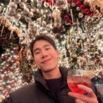 Pakorn Thanasrivanitchai Instagram - Sending love from New York 🍷🥳🎄 MERRY X’MAS guys 🙂 Let your heart be light ! From now on, our troubles will be out of sight. 💚 Rockefeller Center Christmas Tree