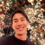 Pakorn Thanasrivanitchai Instagram - Sending love from New York 🍷🥳🎄 MERRY X’MAS guys 🙂 Let your heart be light ! From now on, our troubles will be out of sight. 💚 Rockefeller Center Christmas Tree