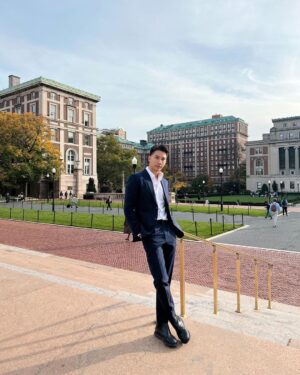 Pakorn Thanasrivanitchai Instagram - Embracing white collar vibes 💙🤪
So have you connected with me on LinkedIn?🙋🏻‍♂️
.
Cr. @zanyama_ @pamsaralee