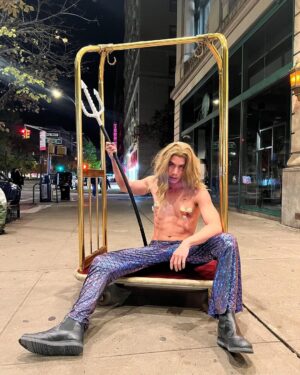 Pakorn Thanasrivanitchai Instagram - Look at this stuff, isn't is neat? 🤣🧜🎃
.
NYC Halloween was…..really extra 🔥🤣
ความดีเลย์ยืนหนึ่ง