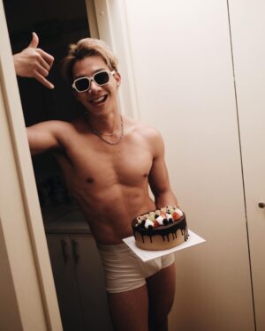 Pakorn Thanasrivanitchai Instagram - Happy dirty 30th 🎂❤️‍🔥
Balancing the maturity and the liberal side of mind 🖤🤪
Thank you for all the wishes guys, Y'all are a force to be reckoned with! 🔥
.
.
#birthday 
#newyorkcity 
Cr. @mewsuppasit