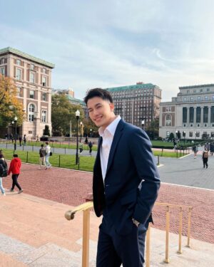 Pakorn Thanasrivanitchai Instagram - Embracing white collar vibes 💙🤪
So have you connected with me on LinkedIn?🙋🏻‍♂️
.
Cr. @zanyama_ @pamsaralee