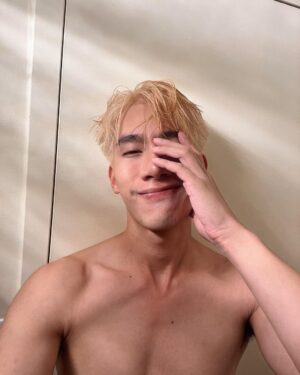 Pakorn Thanasrivanitchai Instagram - Tyler just wanted to say hi 🥵🤪
.
.
Shout out to @cherlyn.vk 
For this platinum blonde!