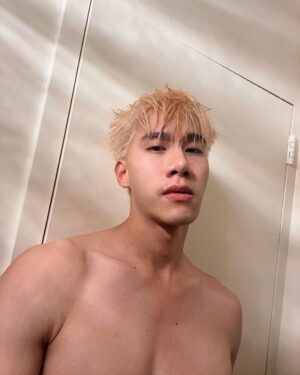 Pakorn Thanasrivanitchai Instagram - Tyler just wanted to say hi 🥵🤪
.
.
Shout out to @cherlyn.vk 
For this platinum blonde!