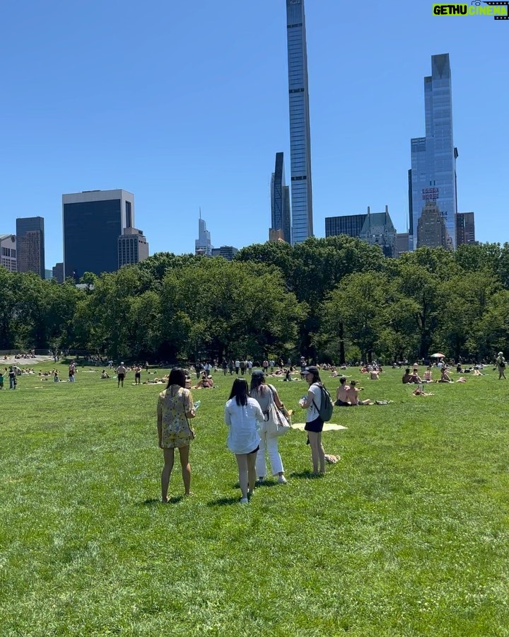 Pakorn Thanasrivanitchai Instagram - Gigi 🦊 a Columbia daughter 🍑 @gigi.chidid . @rienne96 Central Park, New York