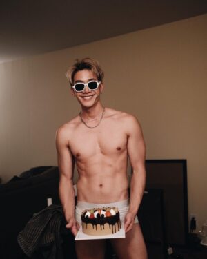 Pakorn Thanasrivanitchai Instagram - Happy dirty 30th 🎂❤️‍🔥
Balancing the maturity and the liberal side of mind 🖤🤪
Thank you for all the wishes guys, Y'all are a force to be reckoned with! 🔥
.
.
#birthday 
#newyorkcity 
Cr. @mewsuppasit